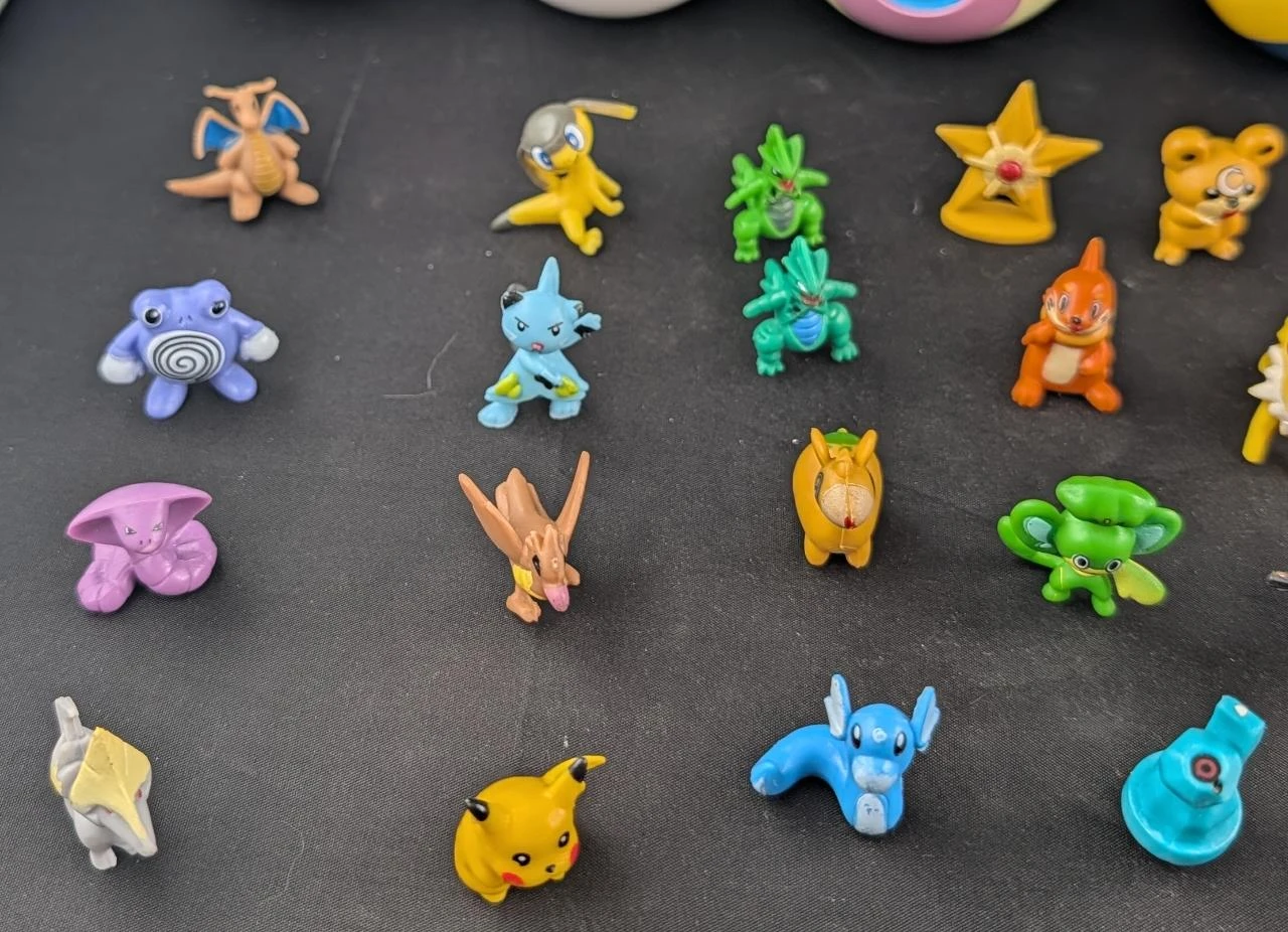 Pokéball And Pokémon Lot – photo 2